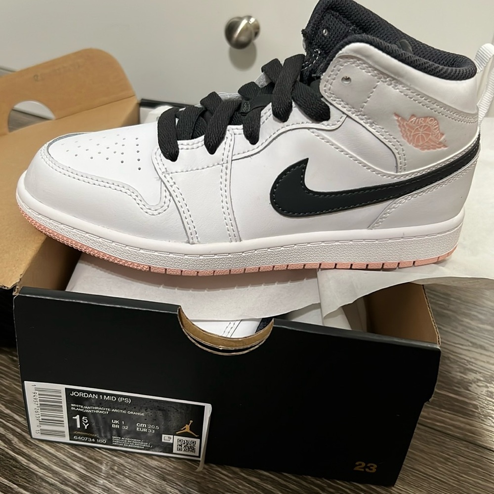Kids Jordan 1 Mid PS Size 1.5Y
